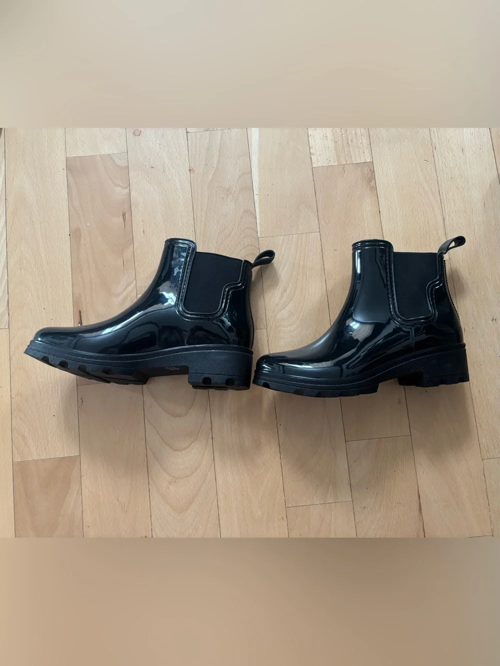 New Capelli of New York Black Glossy Chelsea-Style Boots Size 8